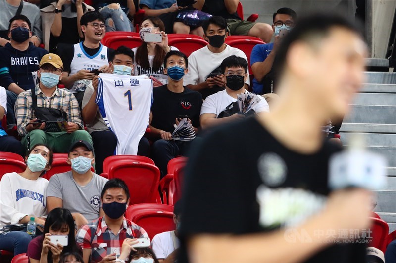 台灣職業籃球聯盟P. LEAGUE+(簡稱PLG)福爾摩沙台新夢想家球星田壘將卸下戰袍,28日夢想家對上台北富邦勇士的賽事,有球迷帶著田壘的球衣到場見證。中央社記者王騰毅攝 110年3月28日