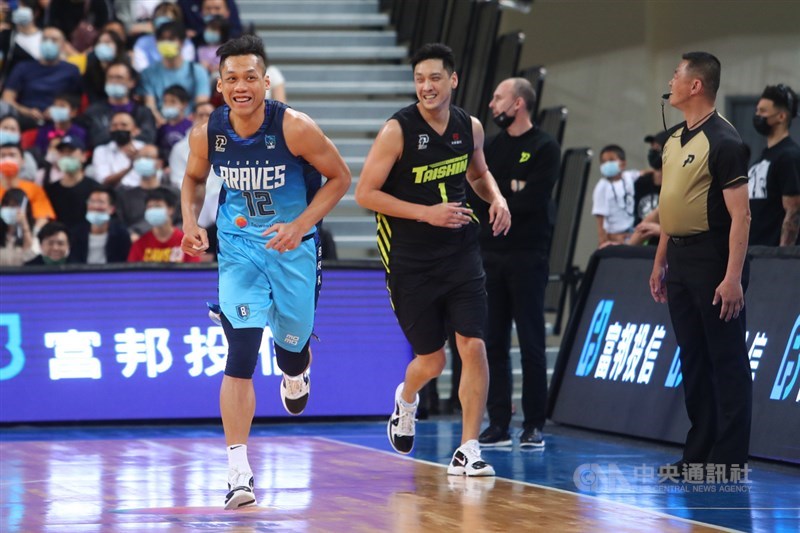 台灣職業籃球聯盟P. LEAGUE+ 台北富邦勇士隊28日在主場台北和平籃球館迎戰福爾摩沙台新夢想家隊,夢想家「少俠」田壘(左2)、台北富邦勇士「野獸」林志傑(左1)在球場上交手,上演「俠獸對決」最終回合戲碼。中央社記者王騰毅攝 110年3月28日