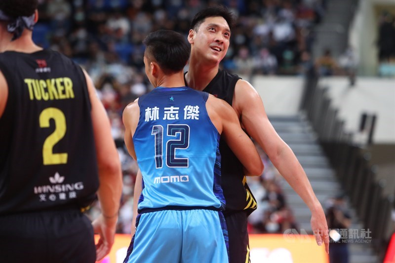台灣職業籃球聯盟P. LEAGUE+(簡稱PLG)福爾摩沙台新夢想家球星田壘(中後)日前宣布本季結束後退役,台北富邦勇士28日在主場台北和平籃球館迎戰夢想家,富邦勇士林志傑(中前)與田壘擁抱致意。中央社記者王騰毅攝 110年3月28日