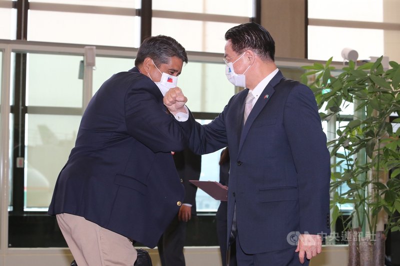 帛琉總統惠恕仁(左)28日率領訪問團搭機抵台,外交部長吳釗燮(右)率領相關人員前往迎接訪問團,吳釗燮並與惠恕仁以互碰手肘方式取代握手。中央社記者吳睿騏桃園機場攝 110年3月28日