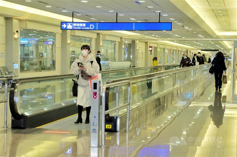 中央流行疫情指揮中心9日宣布,國內新增4例武漢肺炎境外移入病例,其中2名為菲律賓籍移工,另2名則為本國籍民眾,分別從英國及義大利入境。(中央社檔案照片)