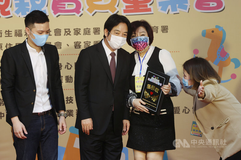 副總統賴清德(左2)28日出席「2021總統府歲末聯歡-親親寶貝童樂會」,頒發感謝狀給參與企業。中央社記者鄭傑文攝 110年3月28日
