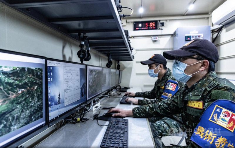 國軍引進美軍現役實兵模擬接戰系統,並將數據回傳,管理階層可藉由電腦系統了解官兵訓練狀況。(軍聞社提供)中央社記者游凱翔傳真 110年3月28日