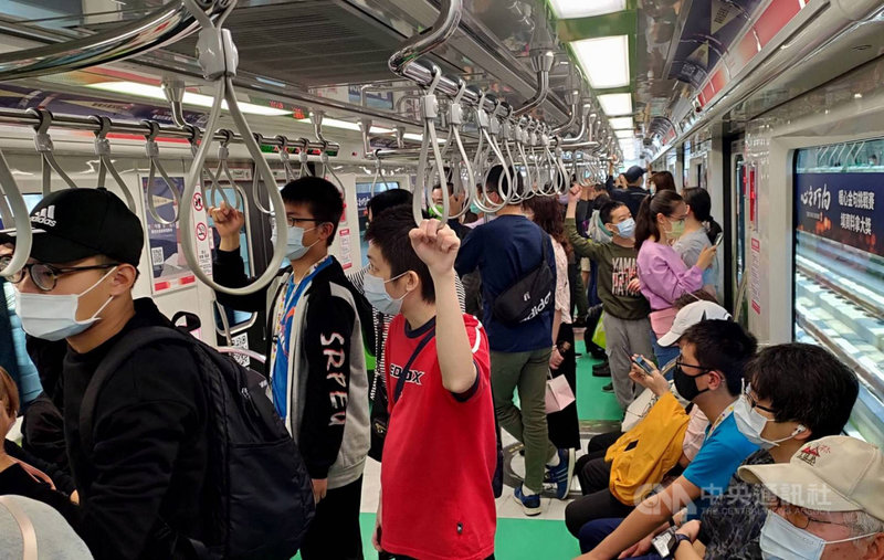 台中捷運綠線恢復試營運,27日遇上首個假日創下高運量,當日乘客逾9萬人次,較恢復試營運首日增加近7成。(台中市政府提供)中央社記者蘇木春傳真 110年3月28日