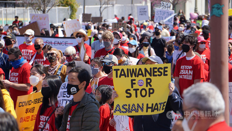 亞特蘭大槍擊案後,洛杉磯韓國城27日數百人上街遊行,反對仇恨亞裔。台灣僑民吳兆峯(Ken Wu)說,30多年來第一次看到亞裔大團結。中央社記者林宏翰洛杉磯攝 110年3月28日