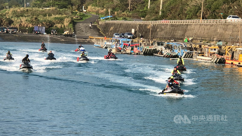 搜救在屏東牡丹旭海上空墜海失蹤的F-5E戰機飛官潘穎諄,28日進入第7天,嘉義水上摩托車協會11輛水上摩托車一早加入協助搜救行列。(軍方提供)中央社記者郭芷瑄傳真 110年3月28日