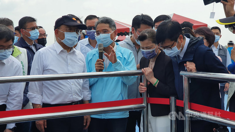 行政院長蘇貞昌(前左2)28日在水利署長賴建信(前左3)、經濟部長王美花(前右2)、高雄市長陳其邁(前右)等人陪同下,視察高屏溪攔河堰上游的伏流水設施及清淤情形。中央社記者洪學廣攝 110年3月28日