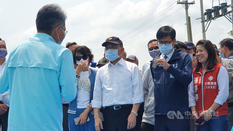 高雄市水情燈號將於4月1號進入橙燈警戒,行政院長蘇貞昌(前右3)28日在立委邱議瑩(前右4)、高雄市長陳其邁(前右2)等人陪同下,視察高屏溪攔河堰上游的伏流水設施及清淤情形。中央社記者洪學廣攝 110年3月28日