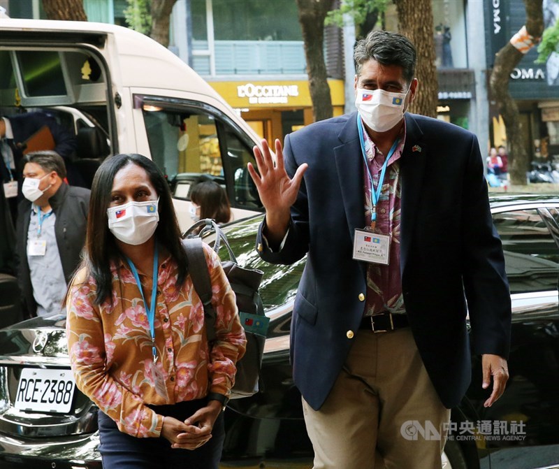 帛琉總統惠恕仁(右)伉儷28日搭機訪台,是武漢肺炎疫情後,首位到訪台灣的外國元首。中央社記者郭日曉攝 110年3月28日。