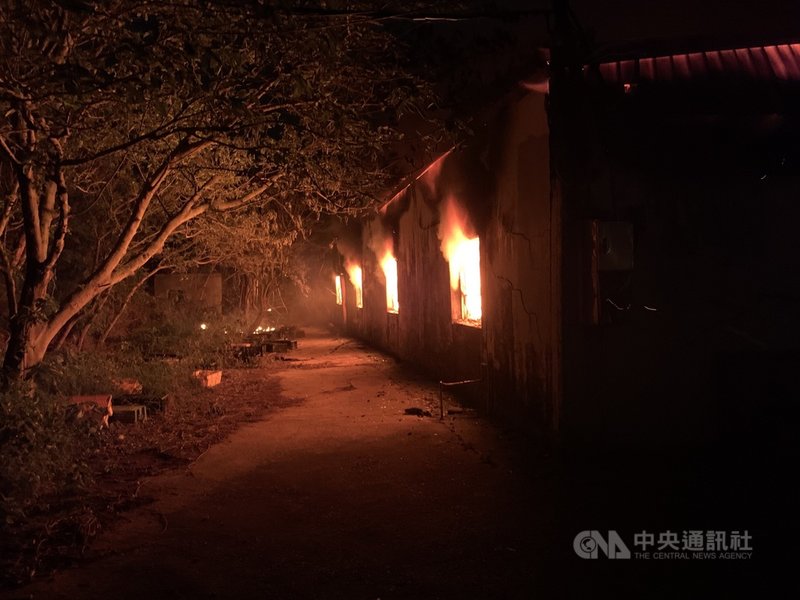 苗栗縣通霄鎮一處閒置工廠29日凌晨發生火警,苗栗縣消防局通報多個消防分隊前往支援,花了約4個多小時才撲滅火警,幸無人傷亡。(苗栗縣消防局提供)中央社記者管瑞平傳真 110年3月29日