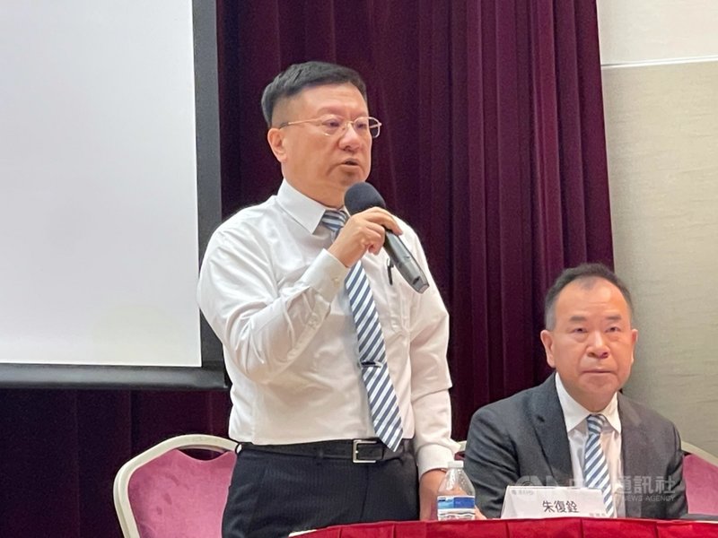 工業電腦廠樺漢29日召開法人說明會,董事長朱復銓(左)表示,樺漢今年在手訂單創歷史新高,會有製造系統的擴廠計畫,能承接百億元以上規模訂單。中央社記者吳家豪攝 110年3月29日