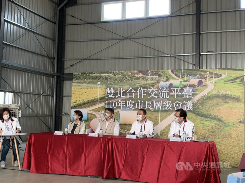 台北市長柯文哲(右3)與新北市長侯友宜(右2)29日在新北市五股區共同主持雙北論壇,針對雙北環狀線及捷運萬大樹林線經營權問題,兩人會後受訪皆表示,原則上由一家公司經營。中央社記者沈佩瑤攝 110年3月29日