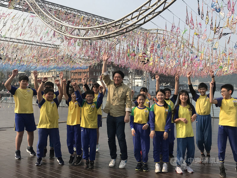 基隆市政府推出童樂海子島系列活動,其中「海子島樂園」在海洋廣場的裝置藝術「基隆雨」(圖)和「白帶魚」29日亮相,市長林右昌(中)歡迎民眾到基隆遊玩。中央社記者王朝鈺攝 110年3月29日