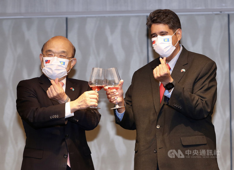行政院長蘇貞昌(左)29日在台北宴請帛琉總統惠恕仁(右)訪問團,雙方敬酒致意並手比愛心。中央社記者張皓安攝 110年3月29日