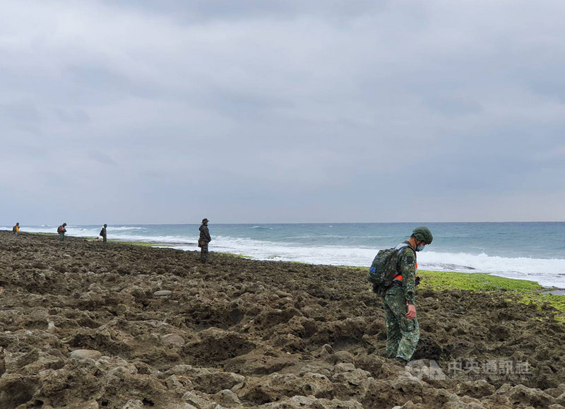 台東志航基地2架F-5E戰機22日墜落牡丹鄉旭海海域,飛官潘穎諄失蹤。軍方29日仍維持300人次上下的兵力在滿州鄉鼻頭礁一帶搜尋。中央社記者郭芷瑄攝 110年3月29日