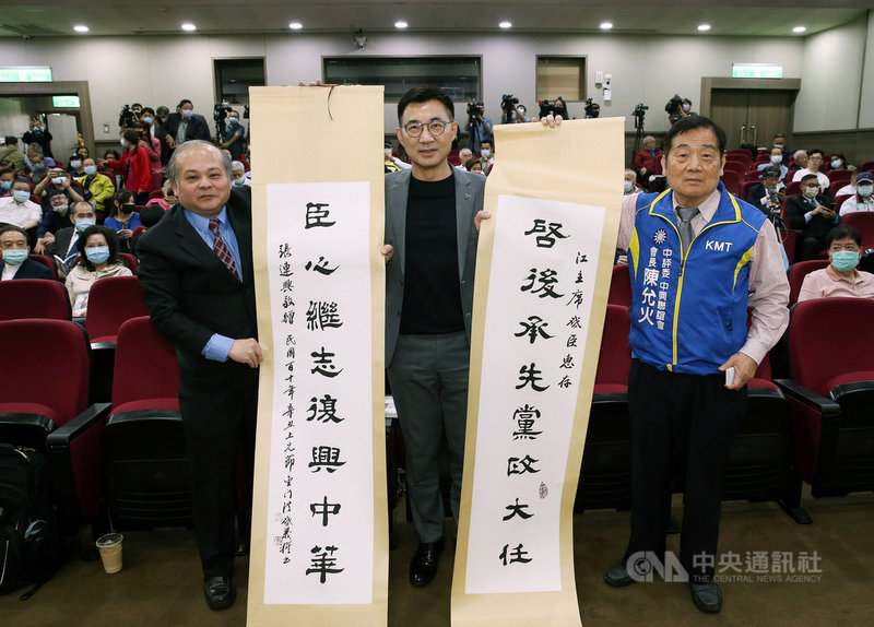 國民黨主席江啟臣(中)29日舉辦新書「破浪啟程」發表會,書中談及自己10年來的政治生涯,也披露2020總統大選與「韓江配」擦身而過的過程。中央社記者郭日曉攝 110年3月29日