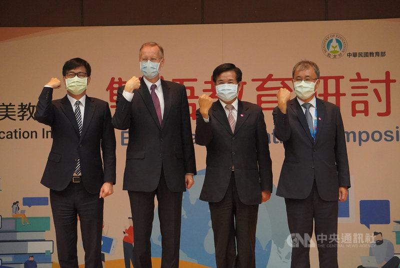 「台美教育倡議-雙語教育研討會」開幕式29日在高雄中山大學舉行,教育部長潘文忠(右2)、美國在台協會(AIT)處長酈英傑(Brent Christensen)(左2)、中山大學校長鄭英耀(右)及高雄市長陳其邁(左)等人出席,為研討會揭開序幕。中央社記者董俊志攝 110年3月29日