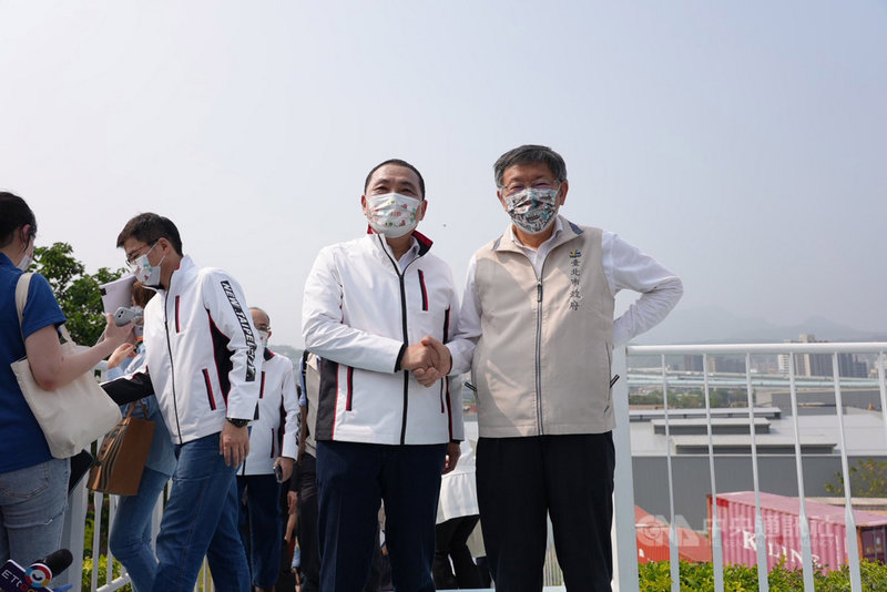 雙北論壇29日下午在新北市五股區登場,台北市長柯文哲(右1)與新北市長侯友宜(右2)握手致意。中央社記者沈佩瑤攝 110年3月29日