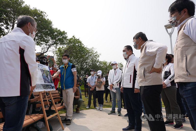 台北市長柯文哲(前右2)29日率市府團隊前往新北市五股區,與新北市長侯友宜(前右3)團隊進行雙北論壇,會前視察五股垃圾山整頓成果,並一同聆聽簡報。中央社記者沈佩瑤攝 110年3月29日