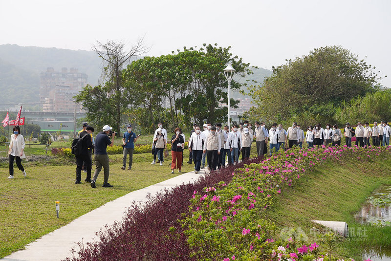 雙北論壇29日在新北市五股區登場,兩位市長在會議開始前,視察五股垃圾山整頓成果,走訪其中近2000坪的「五股新冪境」綠地公園。中央社記者沈佩瑤攝 110年3月29日