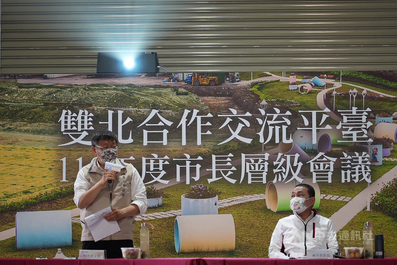 台北市長柯文哲(左)29日下午率市府團隊前往新北市五股區,與新北市長侯友宜(右)團隊進行雙北論壇。中央社記者沈佩瑤攝 110年3月29日