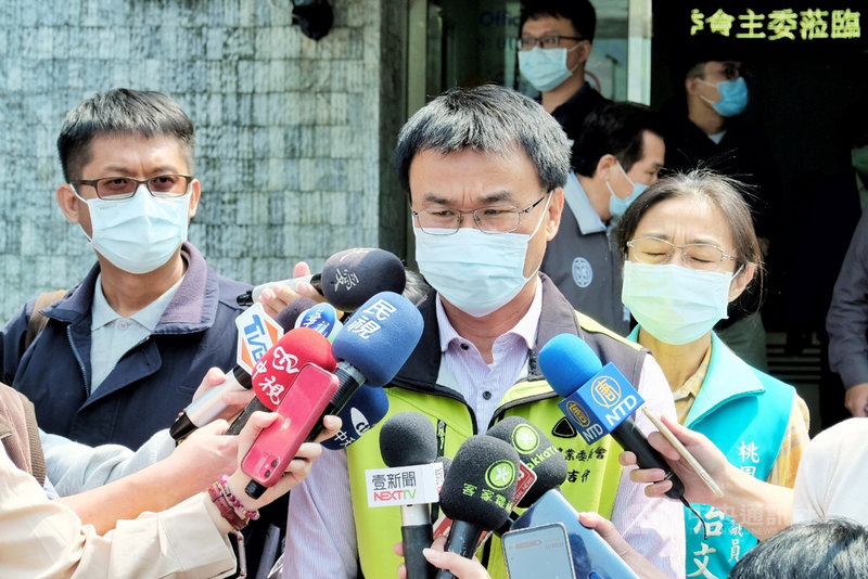 藻礁公投推動聯盟已同意與農委會舉辦溝通會議。農委會主委陳吉仲(前中)29日上午出席聯合抗旱會議後接受媒體聯訪表示,期待本週就可以見面討論相關議題,不管公投是否通過,期待可以在環境永續找到雙贏方案。中央社記者吳睿騏桃園攝 110年3月29日