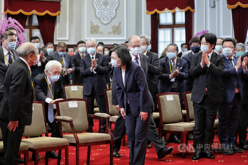總統蔡英文(前中)29日在總統府致送資政、國策顧問聘書,感謝他們願意擔當這個重任。(總統府提供)中央社記者葉素萍傳真 110年3月29日