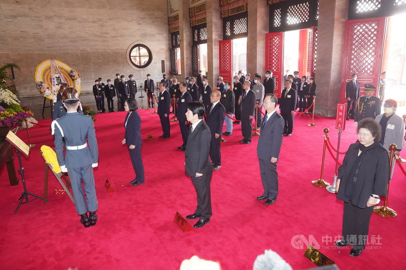 總統蔡英文(前排右2)、副總統賴清德(前排右1)、監察院長陳菊(2排右起)、司法院長許宗力、行政院長蘇貞昌、立法院長游錫堃與考試院長黃榮村29日上午到忠烈祠,出席「中華民國110年向先祖暨忠烈殉職人員致祭典禮」。中央社記者徐肇昌攝 110年3月29日