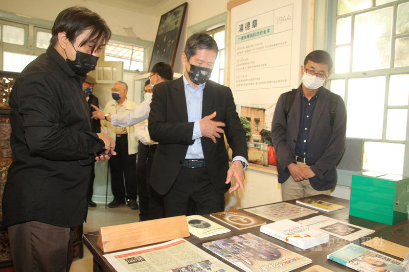 文化部長李永得（前中）29日參訪位於台南市中西區的湯德章故居，仔細觀看正在展出的各項文物。中央社記者楊思瑞攝  110年3月29日