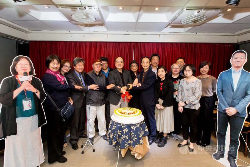 國家電影及視聽文化中心29日舉辦43週年館慶,首任影視聽中心館長徐立功(左4)與歷任館長、資深員工切蛋糕慶賀。(影視聽中心提供)中央社記者葉冠吟傳真 110年3月29日
