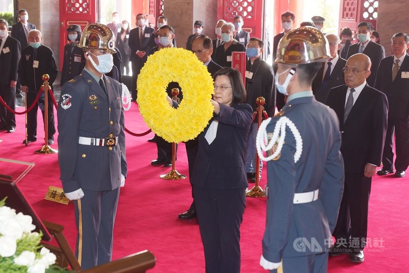 總統蔡英文(前中)29日上午在忠烈祠主持「中華民國110年向先祖暨忠烈殉職人員致祭典禮」,獻花致意。中央社記者徐肇昌攝 110年3月29日