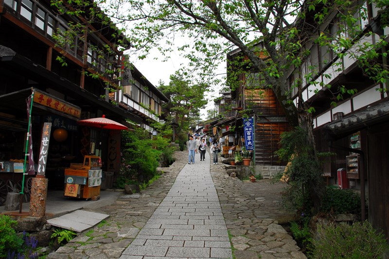 馬籠宿曾是江戶時代東京與京都間往來要道「中山道」上的驛站之一。東奧聖火傳遞4月3日、4日在歧阜縣進行,馬籠宿是歧阜縣聖火傳遞起點。圖為馬籠宿的坡道與兩旁江戶建築。(圖取自維基共享資源;作者SElefant,CC BY-SA 3.0)