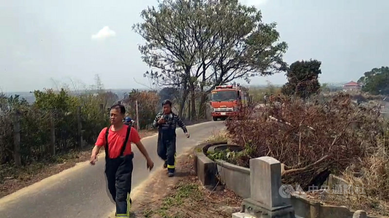 嘉義縣消防局29日表示,清明連假將至,縣內多處公墓28日湧現人潮,火警頻傳,統計受理24件雜草火警是109年同期(清明連假前一個星期日)的3倍多。中央社記者蔡智明攝 110年3月29日
