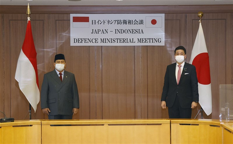 日本防衛大臣岸信夫(右)與印尼國防部長普拉伯沃(左)28日在東京舉行會談,兩人都強烈反對中國在東海及南海擴大行動,並考慮在南海舉行聯合軍演。(共同社)
