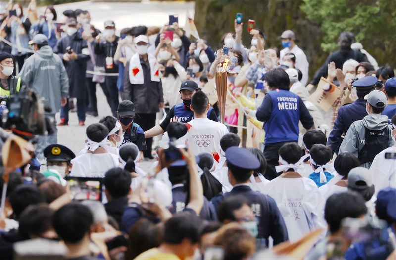 東京奧運聖火傳遞28日起在櫪木縣進行,沿途多處聚集許多民眾圍觀,造成人潮密集。圖為29日觀看聖火傳遞人潮。(共同社)