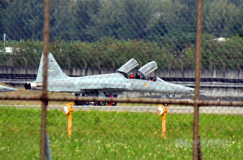 空軍2架F-5E單座戰機日前在空中擦撞墜海,空軍當天下令全軍軍機停飛。空軍參謀長黃志偉29日表示,4月第一週復飛F-5雙座機。圖為F-5F戰機。(中央社檔案照片)