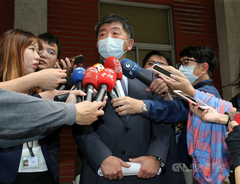 衛生福利部長陳時中(中)近來在台北市長可能參選人選的網路聲量中奪冠,他30日受訪指出,他仍在思考疫苗與邊境管理的問題,網路聲量與選舉無關,由於現在外界很關心疫苗,所以聲量會比較高。中央社記者郭日曉攝 110年3月30日