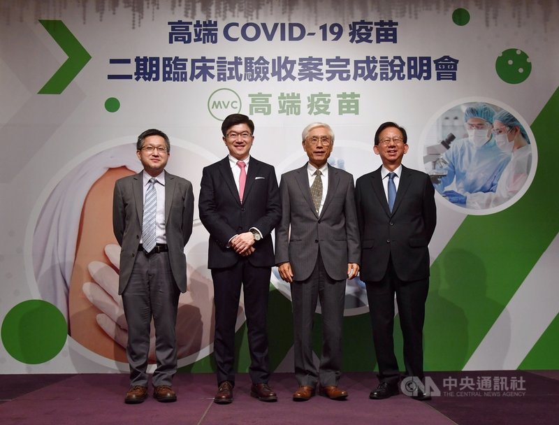 高端疫苗與試驗醫院30日在台北舉行COVID-19疫苗二期收案完成說明會,宣布完成所有試驗收案,超過4000名受試者參與。高端疫苗總經理陳燦堅(右起)、臨床實驗的召集總主持人林奏延、台大醫院醫師謝思民、北醫醫師劉明哲在記者會後合影。中央社記者王飛華攝 110年3月30日