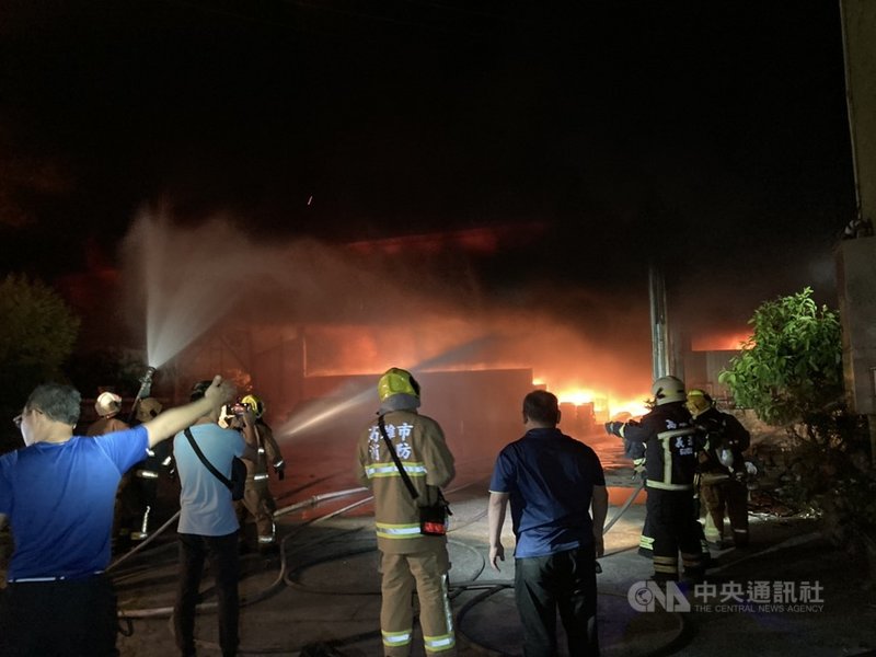 高市大寮區一家塑膠工廠29日晚間發生火警,火勢猛烈迅速籠罩整座工廠,幸無人傷亡。消防人員在30日凌晨0時5分撲滅火勢,初估燃燒面積約500平方公尺,詳細起火原因待釐清。(民眾提供)中央社記者洪學廣傳真 110年3月30日