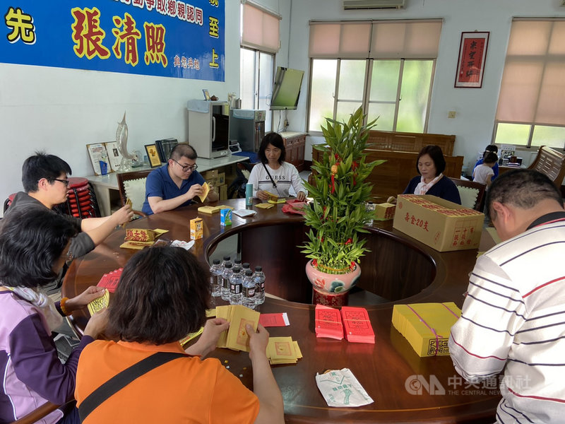每年大甲媽祖遶境進香,信徒必搶「壓轎金」,台中市議長張清照提供4萬份壓轎金,志工忙著準備。(張清照服務處提供)中央社記者趙麗妍傳真 110年3月30日