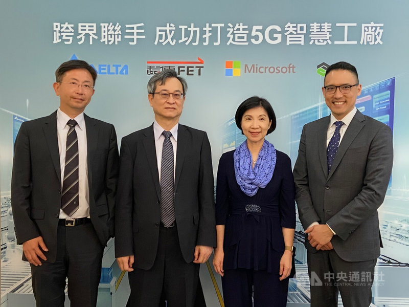 遠傳、台達電、台灣微軟打造5G智慧工廠,由遠傳於台達桃園一廠內建置5G專網,共同導入多項創新應用。圖左至右為參數科技總經理翁維新、台達電總裁暨營運長張訓海、遠傳總經理井琪、台灣微軟總經理孫基康。中央社記者江明晏攝 110年3月30日