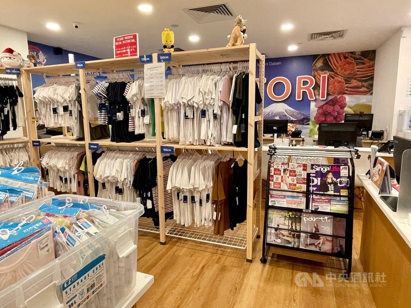 疫情重創全球旅遊業,位於新加坡的旅行社HIS將部分店面改成零售商店,引進日本童裝。中央社記者侯姿瑩新加坡攝 110年3月30日