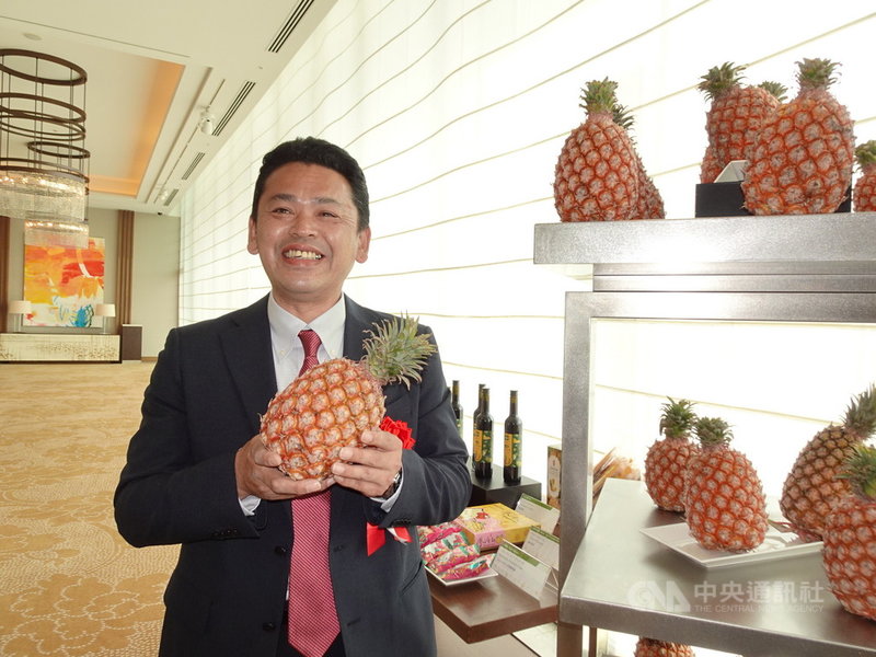 日本連鎖超市BELX的青果商品部課長小川能弘30日出席在東京舉辦的鳳梨推廣記者會時表示,拜台灣鳳梨之賜現在營業額大幅成長。中央社記者楊明珠東京攝 110年3月30日