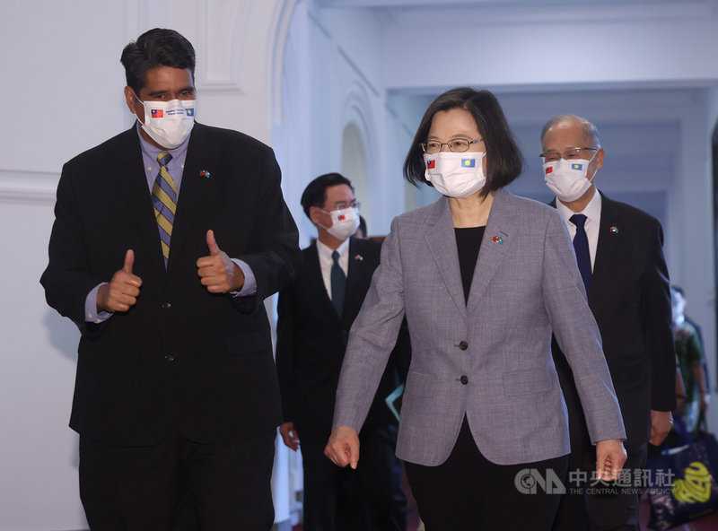 總統蔡英文(前右)30日在總統府會見帛琉總統惠恕仁(Surangel Whipps Jr.)(前左),兩人一起走進晴廳。中央社記者鄭傑文攝 110年3月30日