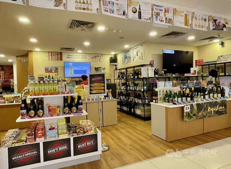 新加坡的旅行社HIS將部分店面改成零售商店,引進日本酒品、零食餅乾等。中央社記者侯姿瑩新加坡攝 110年3月30日