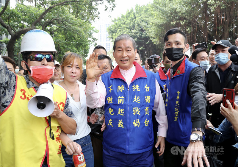 台灣高等檢察署30日上午以國家安全法等案件被告身分，傳喚中華統一促進黨總裁張安樂（前左3）到案，大批群眾聚集高檢署外聲援張安樂。中央社記者張皓安攝 110年3月30日