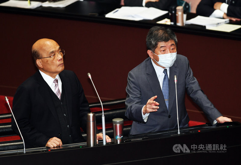 加拿大因擔憂AZ疫苗引發血栓而停止對55歲以下成人施打。衛福部長陳時中(右)30日在立法院答詢指出,目前為止台灣沒有暫停施打計畫。左為行政院長蘇貞昌。中央社記者施宗暉攝 110年3月30日