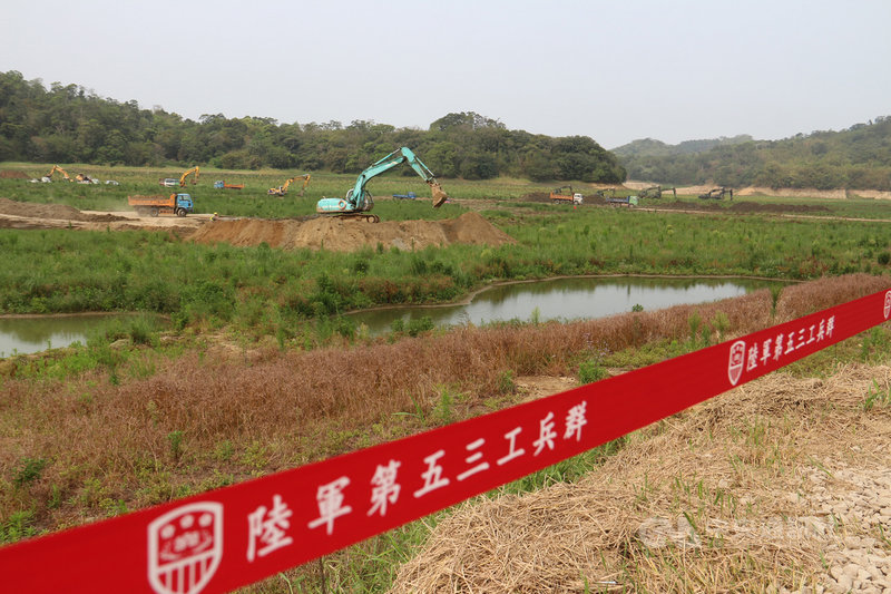 因應近期抗旱需要,國軍派遣工兵部隊支援協助多座水庫清淤作業,其中苗栗縣明德水庫已降至民國82年以來最低水位,距呆水位僅約6公尺,國軍弟兄進駐支援清淤,目標清除33萬立方公尺淤土。中央社記者管瑞平攝 110年3月30日