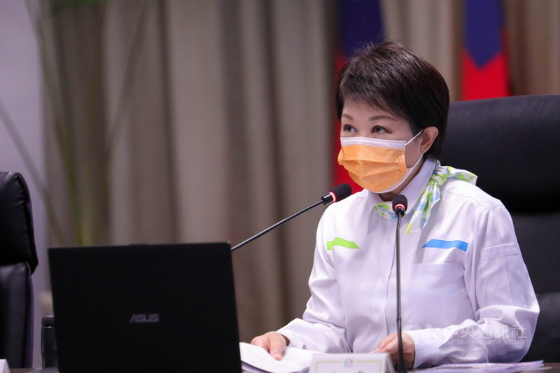 台中市政府提供中小學教師可以帶職帶薪全時進修機會,市長盧秀燕(圖)30日在市政會議中表示,將持續關注教師進修及制度改革,提供教師更大的教學能量,也讓台中首創的計畫成為全國教師進修的方向。中央社記者郝雪卿攝 110年3月30日