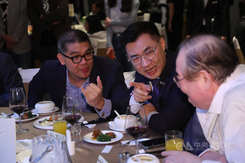 「110年全國地方議會議長、副議長第一次聯誼座談會」晚宴30日晚間在台北晶華酒店舉行,國民黨智庫副董事長連勝文(左)出席,席間與國民黨主席江啟臣(右2)交換意見。中央社記者吳家昇攝 110年3月30日
